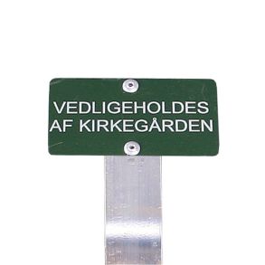 Tekstskilte p spyd (''Vedligeholdes af kirkegrden'')