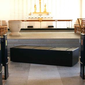 Elektrisk katafalk med h�ve-/s�nkefunktion